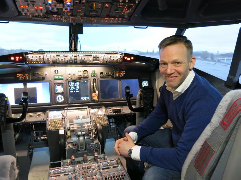 Vegard Nergård, professor i luftfart ved UiT, er initiativtager til det ambisiøse prosjektet om å skape verdens største simulatorsenter ved UiT i Tromsø. Her fra en allerede eksisterende flysimulator.